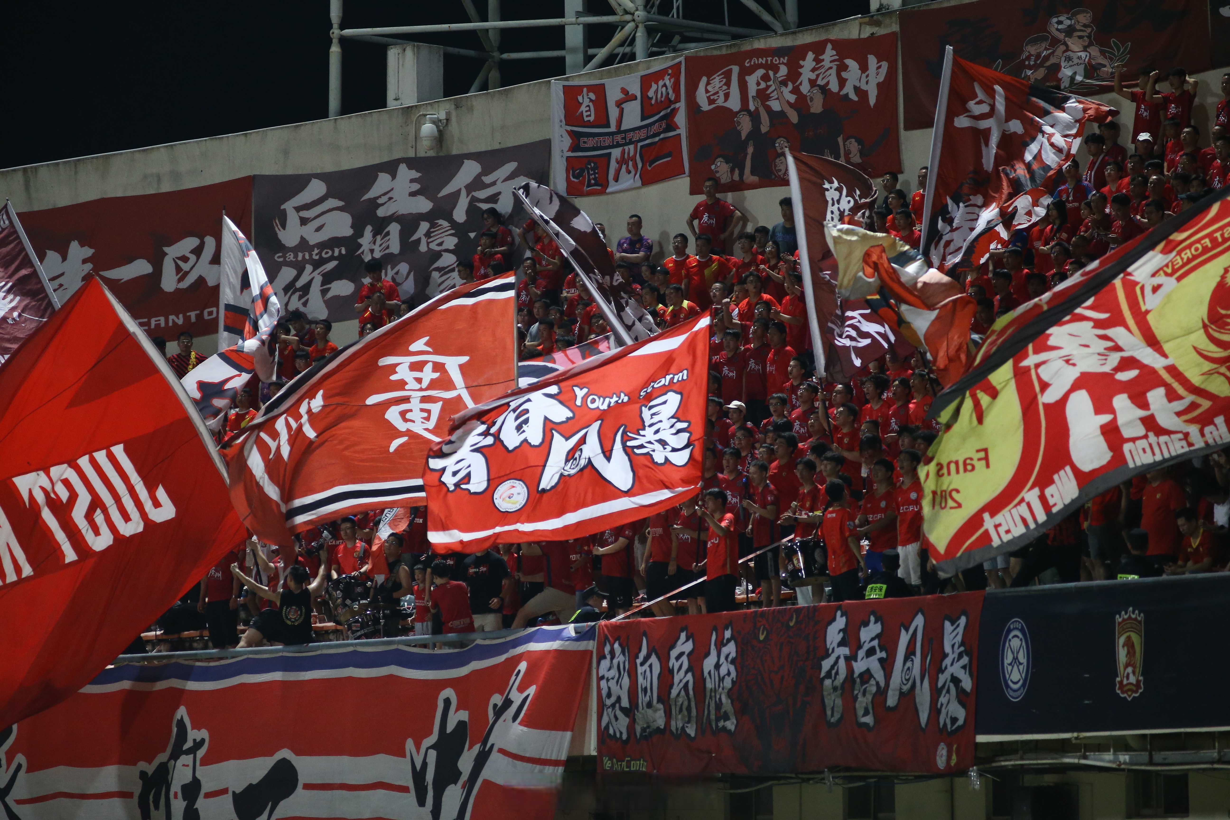 热门球队实力出击，一路取得胜利晋级